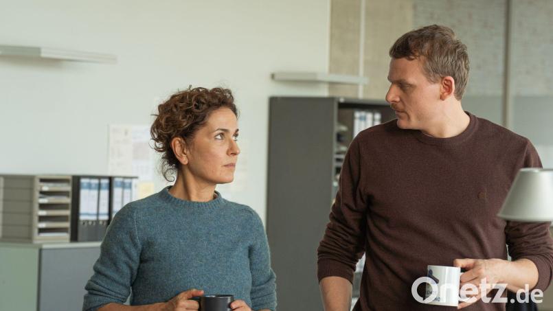 Der Krimi „Frankfurt Mord - Ein neues Leben“ kann nun im ZDF gestreamt werden. Marie-Lou Sellem spielt eine Kommissarin, ihr neuer Kollege wird von Johannes Hegemann verkörpert. Bild: Daniel Dornhöfer/ZDF/dpa