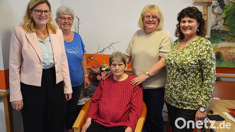 Zum 90. Geburtstag gratulierten der Jubilarin Theresia Rohr, von links: Bürgermeisterin Beate Dietrich, Tochter Adelheid, Tochter Monika und Astrid Geitner, die Leiterin des BRK Pflegeheims, St. Barbara. Bild: Fritz Dietl