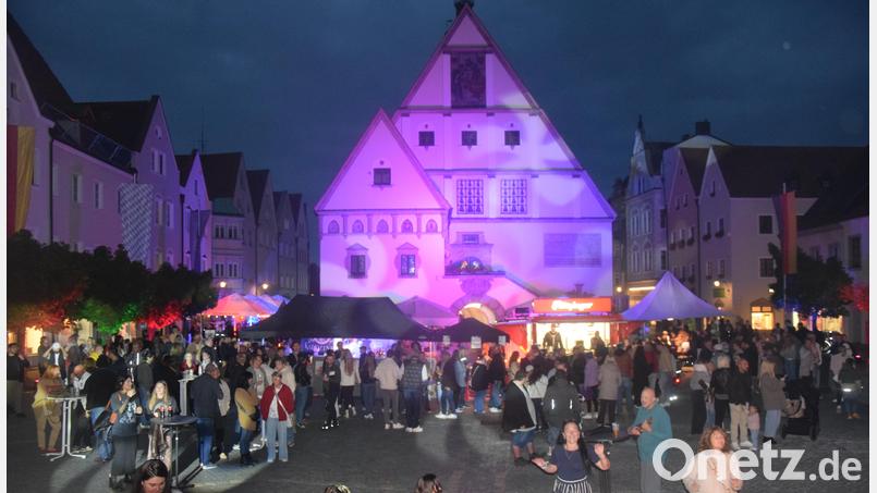 Am Freitagabend sorgte das Altstadtfest für entspannte Atmosphäre rund um das illuminierte Alte Rathaus. Bild: Ernst Frischholz