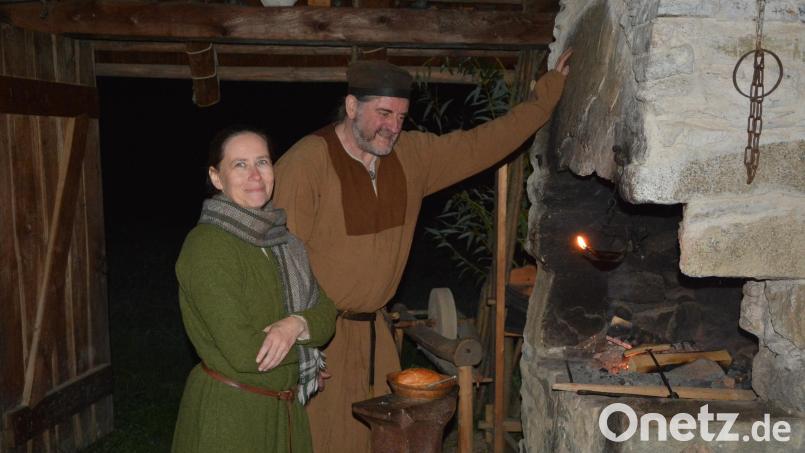 Dieses Mittelalterpaar aus Selbitz und Dresden zeigte, wie es am offenen Feuer sein Abendessen zubereitet. Bild: Josef Rosner