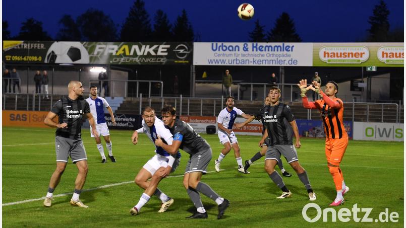 Über weite Strecken sah sich die SpVgg SV Weiden in die Defensive gedrängt, aber letztlich fand Aschaffenburg kaum Mittel, um das Abwehrbollwerk der Gastgeber zu überwinden. Bild: Gerhard Büttner