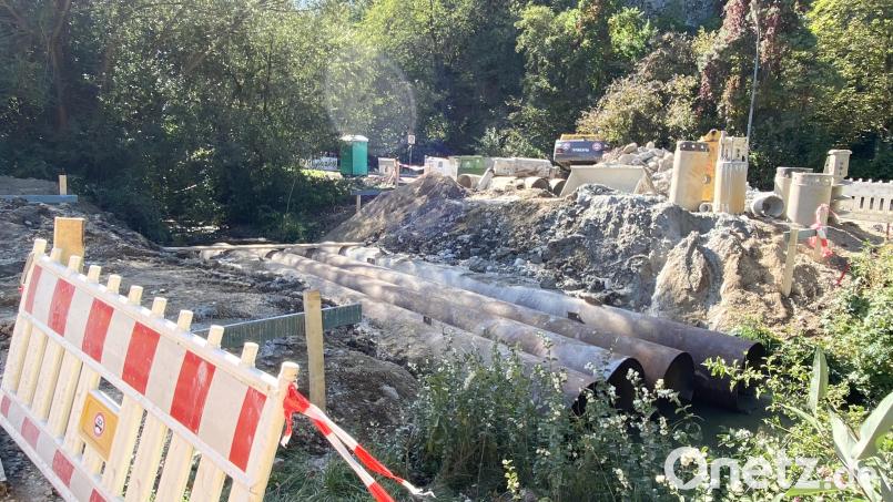 Am Laufen: Die Bauarbeiten für die neue Hüttenbachbrücke. Für Radler gibt es eine Behelfskonstruktion. Bild: Claudia Völkl