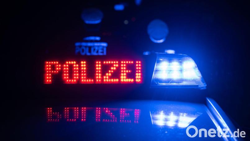 Als der Mann zu Boden ging, soll der Täter den Angaben nach auf ihn eingeschlagen haben. (Symbolbild) Bild: Marijan Murat/dpa
