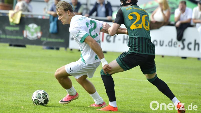 Volodymyr Kharabara (rechts) und die DJK Ammerthal verloren am Samstag gegen den TSV Neudrossenfeld mit 1:2. Bild: Hubert Ziegler