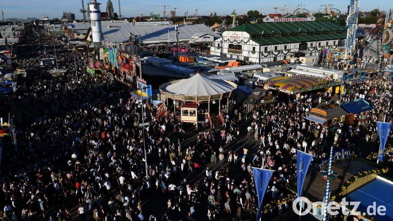 Der Andrang beim Oktoberfest ist besonders an den Wochenenden groß. (Archivbild) Bild: Felix Hörhager/dpa