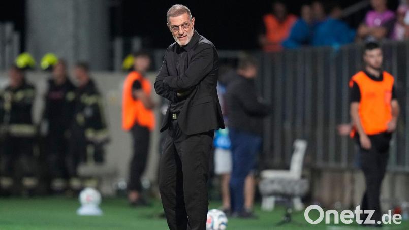 Trainer Slaven Bilic steht in Kroatien in der Kritik. Bild: Darko Bandic/AP/dpa