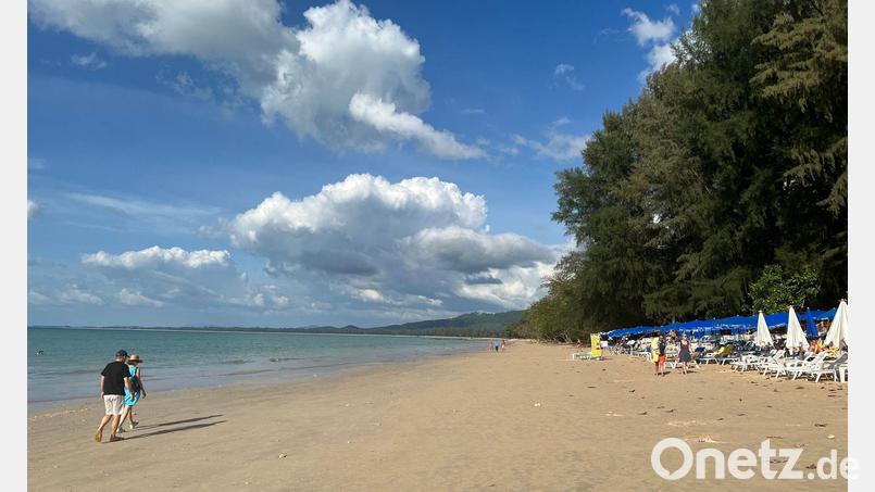 Sonne, Meer und Palmenstrände: Auch viele Touristen aus Deutschland zieht es dafür nach Khao Lak auf dem thailändischen Festland. Zwei Urlauber starben bei einem Unfall. (Archivbild) Bild: Carola Frentzen/dpa