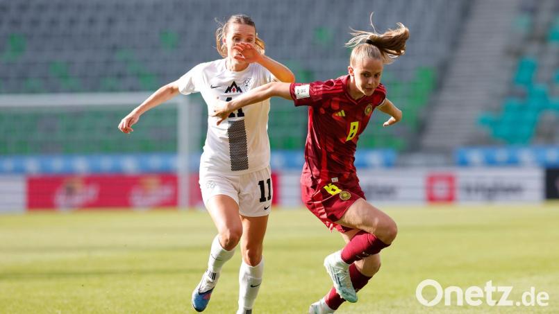 Vivien Endemann (r) fehlt den deutschen Fußballerinnen. (Archivbild) Bild: Ales Fevzer/dpa