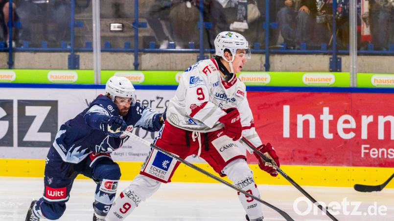 Tommy Muck (links) von den Blue Devils Weiden gegen Pepino Langmeier (Eisbären Regensburg). Bild: Werner Moller