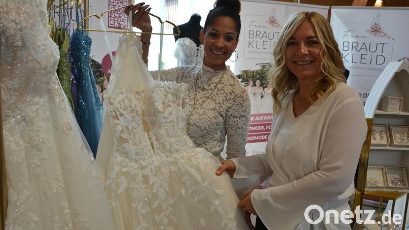 Selina Grant (links) und Hochzeitssängerin Heidi Reil warben für Brautmode von "Frau Brautkleid" aus Weiden. Bild: Josef Rosner