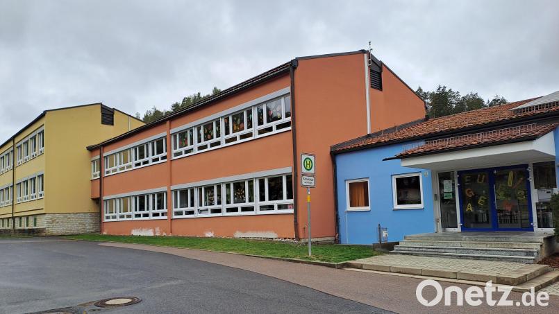Eine moderne offene Ganztagesschule wird zentral im lang gezogenen Gebäude entstehen. Das nun vorgelegte Raumkonzept dient als Grundlage für die weitere Planung und die Abstimmung mit den Behörden. Bild: Josef Popp