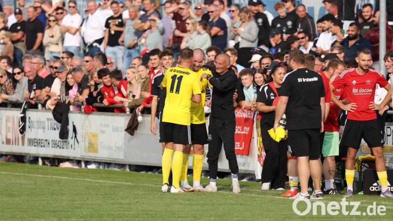Matchwinner Johannes Renner (Zweiter von links) konnte sich bei seiner Auswechslung vor Umarmungen kaum retten. Auch Trainer Bobby Bafra (Dritter von links) herzte seinen spielenden Co-Trainer. Bild: Dieter Jäschke