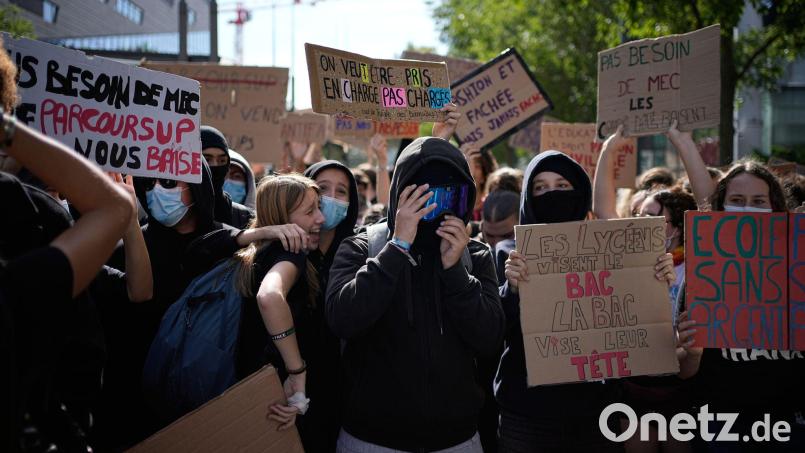Trotz der Gewaltexzesse finden die Schülerproteste breite Unterstützung. (Archivbild) Bild: Laurent Cipriani/AP/dpa