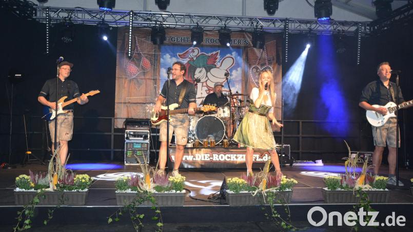 Am Samstagabend spielte die Band "Rock-Zipfl" beim Jubiläumsfest der Feuerwehr Höflas. Bild: Josef Rosner