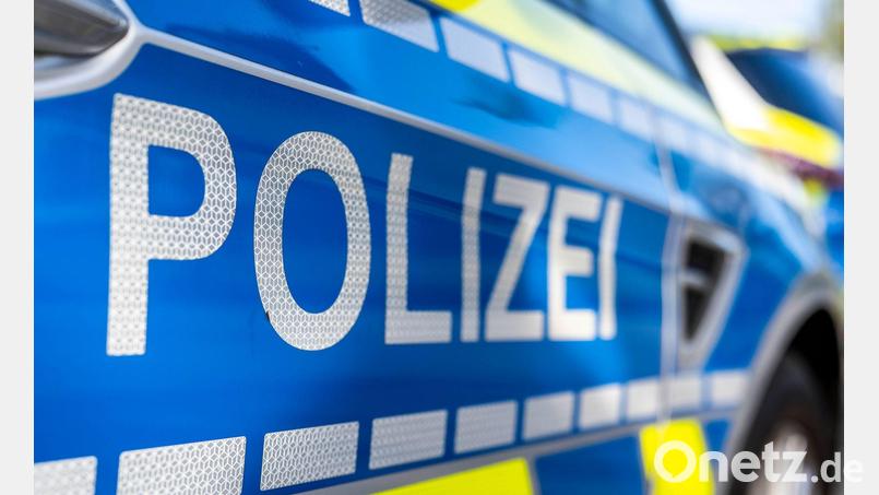 Ein 74-jähriger Motorradfahrer ist bei einem Unfall nahe Pfofeld im Landkreis Weißenburg-Gunzenhausen tödlich verletzt worden. (Symbolbild) Bild: David Inderlied/dpa