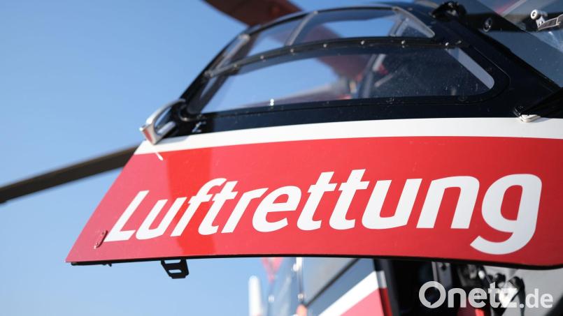 Mit einem Hubschrauber bringen Sanitäter die Motorradfahrerin in eine Klinik. (Symbolbild) Bild: Bernd Weißbrod/dpa