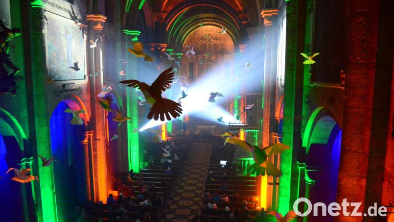 Lichtinstallationen und Strahler tauchen den Kirchenraum in immer neue Farben und Stimmungen. Für die musikalische Vielfalt sorgen Lars Amann und Johanna Müller mit Orgelwerken aus unterschiedlichen Epochen. Tom Zilbauer und Stefan Schultes setzen mit ihren Improvisationen eigene Akzente. Bild: Helmut Kunz
