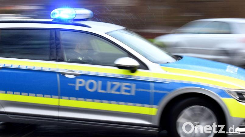 Die Polizei kann die Gruppe vor Ort antreffen und die riskante Fahrt beenden. (Symbolbild) Bild: Carsten Rehder/dpa