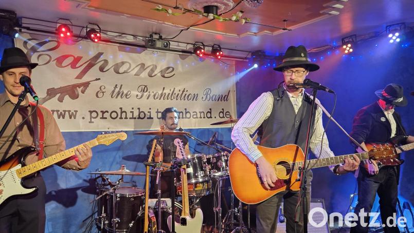 "Capone und die Prohibition Band" sorgten im "Kulturbahnhof Parapluie" für Stimmung. Bild: Sabine Mende