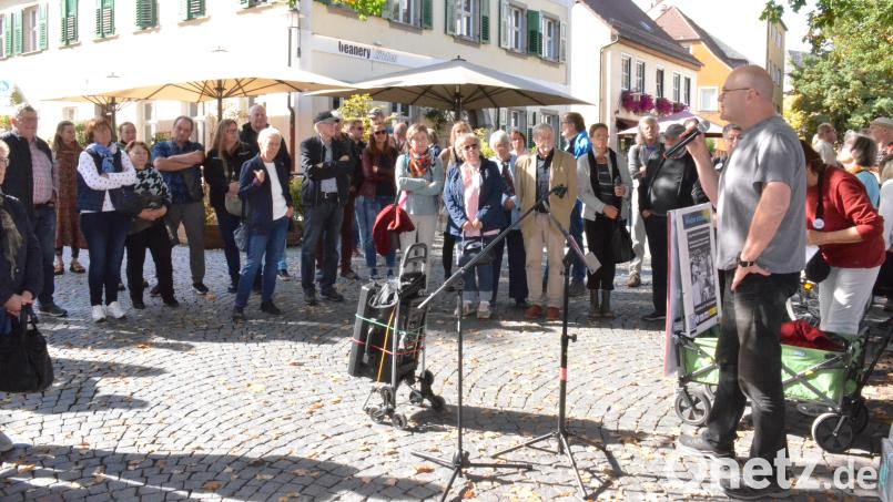 Rund 50 Teilnehmer zählte die Stadtwanderung "Vergessene Opfer" des Nationalsozialismus in Weiden. Bild: Helmut Kunz