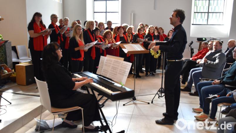 Der Chor "Music & More" unter Leitung von Andreas Neumayr und mit instrumentaler Begleitung der Band "Hawedere" sang am Tag der deutschen Einheit ausgewählte Songs und Volkslieder zum Thema Freiheit in der Erlöserkirche in Tirschenreuth. Bild: Ulla Britta Baumer