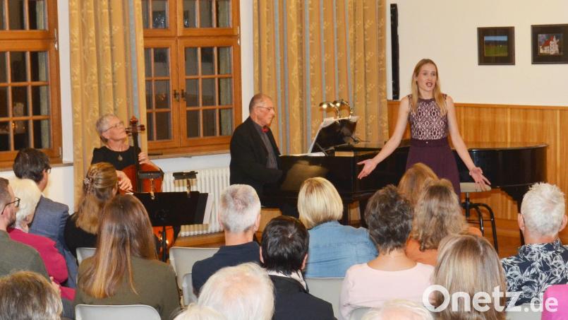 Das Benefizkonzert „Trio American Songbook“ mit Ute und Albert Sommer sowie Sopranistin Laura Demjan war eine Reise durch die Welt der Musicals sowie der großen Filmmusik. Bild: Elisabeth Dobmayer