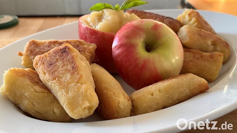 Die Baunzn werden aus Kartoffelteig gemacht und im Ofen fertig gebacken. Dazu gibt es Apfelmus. Bild: Michael Schiffer