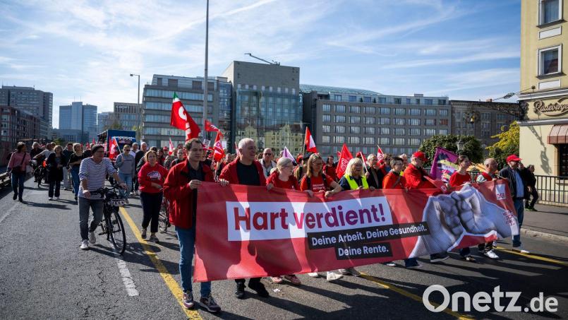Im September demonstrierten Zehntausende auf DGB-Demos gegen Sozialabbau, nun warnen DGB und andere Verbände vor konkreten Kürzungsplänen. (Archivbild) Bild: Christophe Gateau/dpa