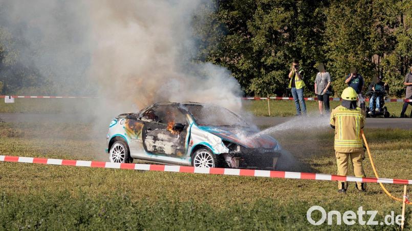 Ein Feuerwehrmann ist bei der Übung in Mittelfranken verletzt worden. Bild: Tizian Gerbing/dpa