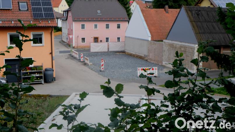 Die bestehende Baulücke in der Flossenbürger Straße soll durch die Ausweisung von Parkpätzen mit Straßenverbreiterung und Gehweg im Haushaltsjahr 2027 geschlossen werden. Bild: Fred Lehner