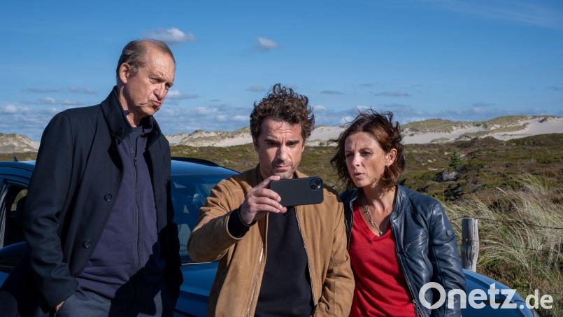 Carl Sievers (Peter Heinrich Brix, l-r), Hinnerk Feldmann (Oliver Wnuk) und Ina Behrendsen (Julia Brendler). Bild: Manju Sawhney/ZDF/dpa