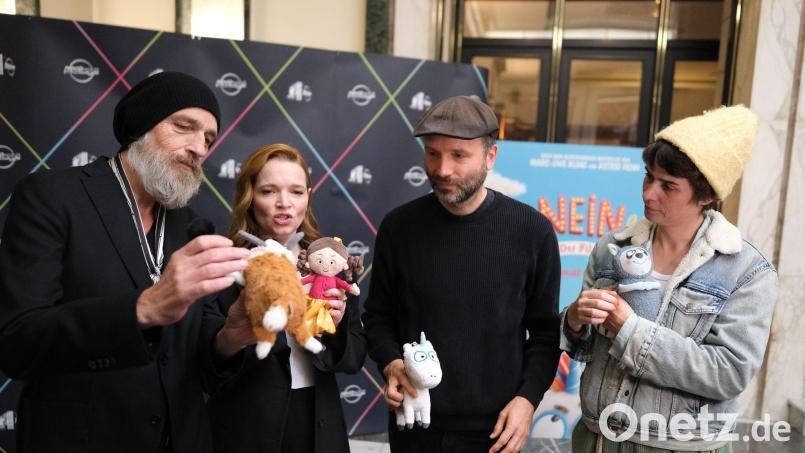 Der Cast des Films „Das NEINhorn“ war bei der Premiere dabei. Bild: Sebastian Willnow/ dpa/dpa