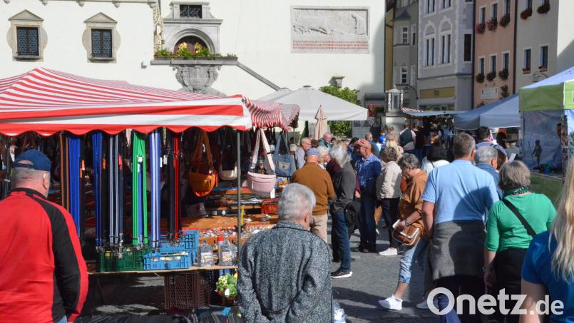 Der Michaelimarkt ist gut besucht. Bei den Händlern ist die Stimmung gemischt: Man beobachtet, dass die Menschen zwar flanieren, aber immer seltener kaufen. Bild: Helmut Kunz