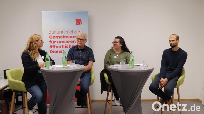 Kathrin Birner, Dieter Pilhofer, Sara Winter und Christian Braun (von links) zeigten bei der Langen Nacht der Demokratie, dass Demokratie nicht an der Stempeluhr endet. Bild: Corinna Groth