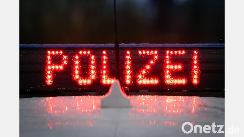 Ein 47-Jähriger ist an einer Straßenbahnhaltestelle in Grünwald auf die Gleise gestürzt und von einer einfahrenden Bahn erfasst worden. (Symbolbild) Bild: Soeren Stache/dpa