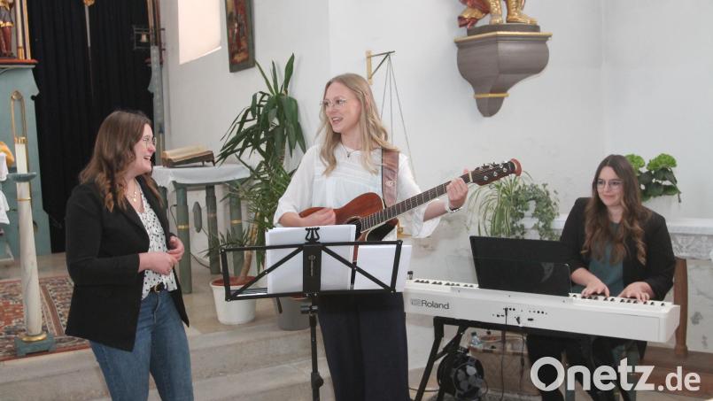 Hannah, Alexandra und Annika (von links) begeistern mit musikalischer und gesanglicher Bandbreite. Bild: Josef Pilfusek