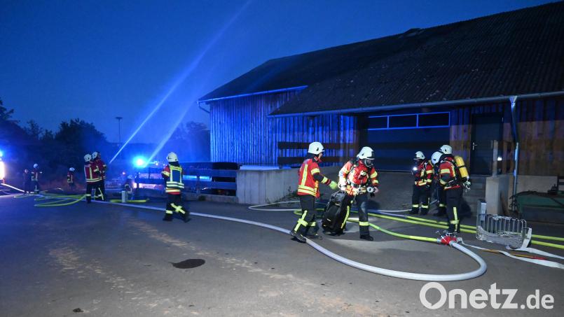 Die Feuerwehren Bechtsrieth und Schirmitz bekämpften die Flammen von der Ostseiten der Stallungen. Bild: Kerstin Kiener