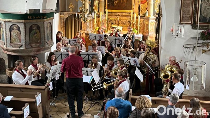 Chorleiter Markus Sparrer dirigierte den Posaunenchor mit großer Freude und führte durchs Programm. Bild: Eva Seifried