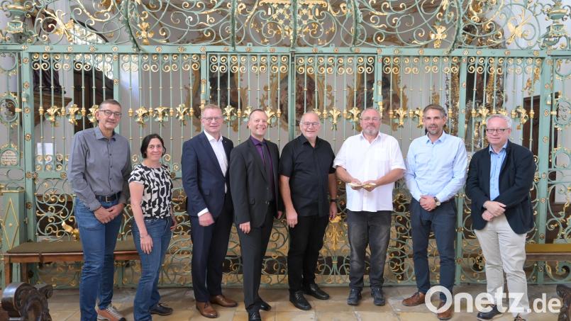 Zufriedene Gesichter bei Organisatoren und Förderern der Amberger Orgelmusik 2026 anlässlich der Spendenübergabe in der Schulkirche (von links): Kulturamtsleiter Reiner Volkert, Kulturfachkraft Barbara Cosima Frey, VR-Bank-Vorstand Martin Sachsenhauser, Stadtpfarrer Thomas Helm, Regionalkantor Bernhard Müllers, Orgelverein-Vorsitzender Franz Meier, Oberbürgermeister Michael Fritz und Kulturreferent Dr. Fabian Kern. Bild: Simon Hauck, Stadt Amberg
