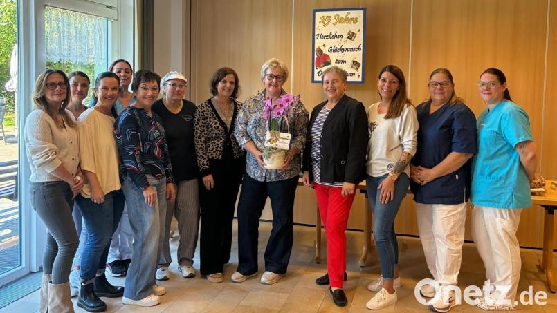 Die Führungs- und Leitungskräfte des Alten- und Pflegeheimes Oberviechtach gratulieren Einrichtungsleiterin Sonja Horn (Fünfte von rechts) zum 25. Betriebsjubiläum. Bild: Katrin Lottner