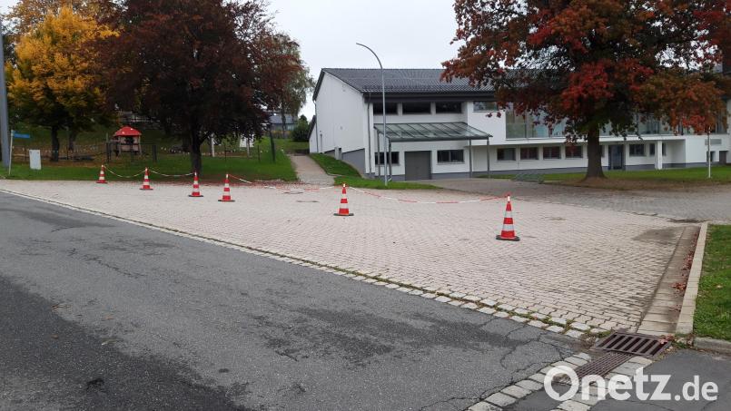 Eltern, die ihre Kinder zur Schule bringen, benutzen die Bushaltestelle vor der Schule in Ebnath als Wendemöglichkeit. Um die wartenden Schulkinder vor gefährlichen Wendemanövern zu schützen, hat die Gemeinde jetzt Pylonen aufgestellt. Auch das Schulpersonal soll aufpassen. Bild: wkr