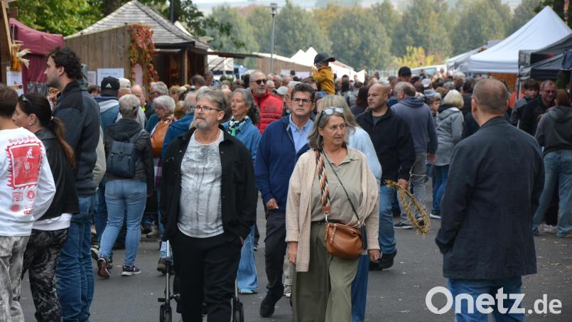 Tausende von Besuchern zogen auf dem 23. Kartoffelfest durch die Budenstraßen. Bild: Josef Rosner [Josef Rosner] (ROSNER.JOSEF@T-ONLINE.DE)