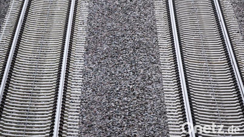 Für die Nutzung der Schieneninfrastruktur müssen Verkehrsunternehmen Geld an die DB InfraGo zahlen. (Archivbild) Bild: Julian Stratenschulte/dpa