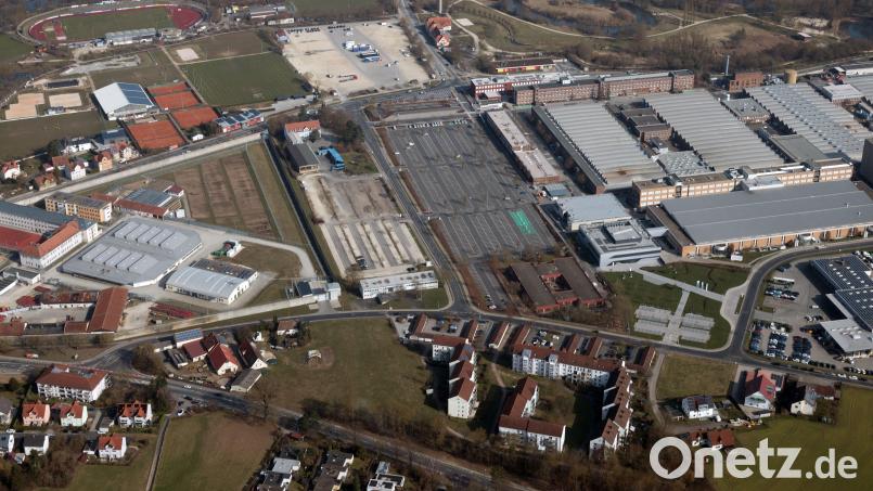 Der Siemens-Parkplatz (graue Fläche in der Mitte) wird zum Großteil mit einer neuen Fabrik bebaut. Platz finden die zahlreichen Mitarbeiter für ihre Autos deshalb unter anderem auf dem benachbarten Dultplatz (Fläche darüber) mit der Folge, das künftig ein neuer Platz für das Volksfest gesucht werden muss. Bild: Bernd Georgi