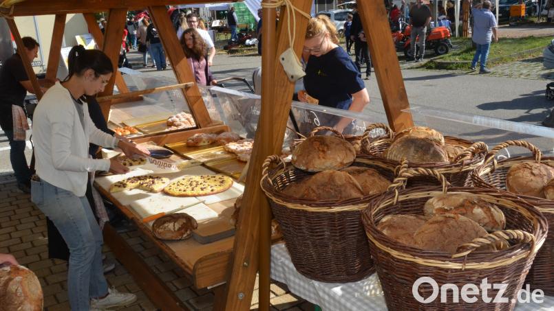 Die frischen Bauernbrotlaibe fanden beim Erntedankmarkt in Neustadt/WN reißenden Absatz. Außerdem gab es Kirchweihkuchen und Schmalzgebäck. Bild: Elisabeth Dobmayer