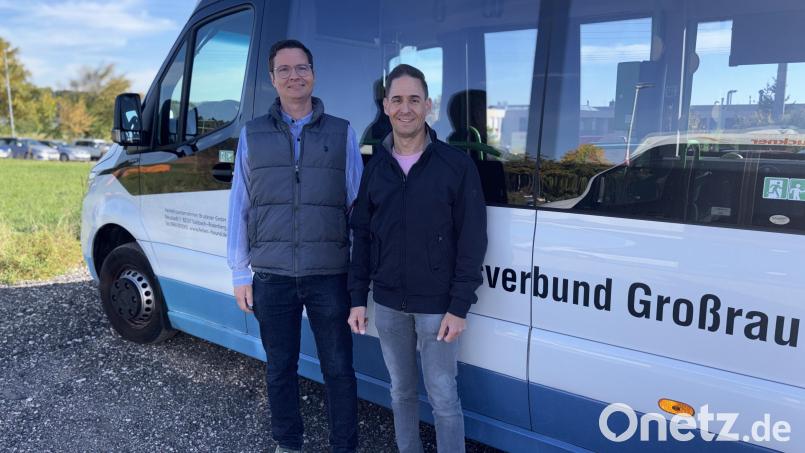 Sie treiben die Elektrifizierung im ÖPNV durch große Investitionen stark voran: Jörg (links) und Stefan Bruckner vom Verkehrsunternehmen. Bild: Joachim Gebhardt