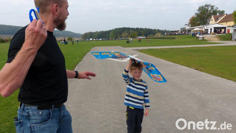 Kein Wind zum Drachenfest: Manche Kinder ließen deshalb den Papa mit dem Drachen laufen. Bild: mfh