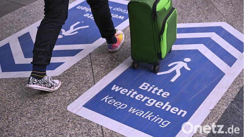 Unter anderem mit auf den Boden geklebten Hinweisen wollte die Bahn gefährliches Gedränge vermeiden. (Archivbild) Bild: Sven Hoppe/dpa