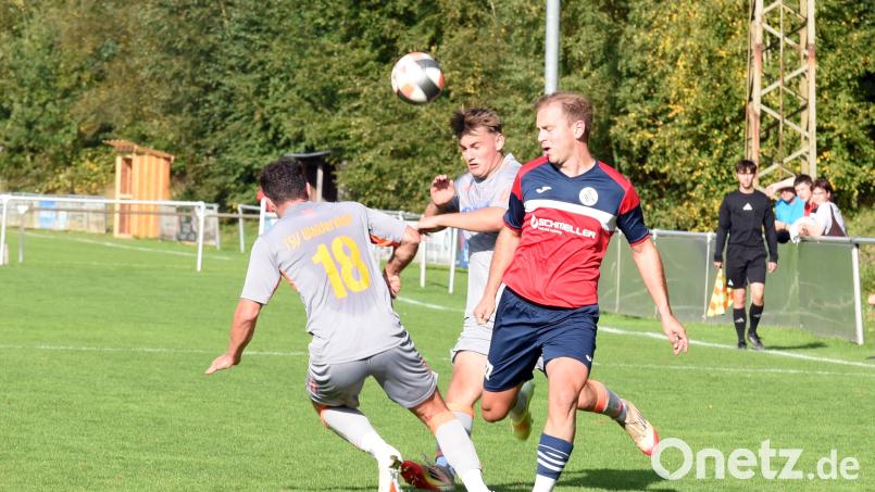 Der TSV Waldershof (graue Trikots) besiegte den SV Mitterteich II mit 2:0. In dieser Szene hat der Mitterteicher Daniel Kahrig gegen Johannes Waller und Luca Foti (Nummer 18) das Nachsehen. Bild: Rudi Gebert