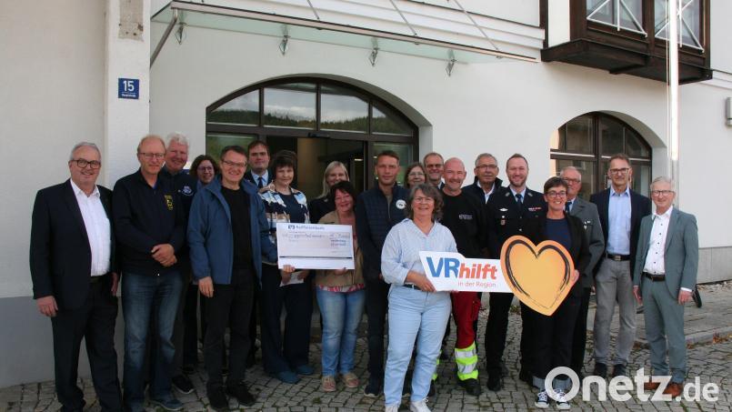Raiffeisenbank-Vorstand Klaus Wild (rechts) und Xaver Lobensteiner von der Geschäftsstelle Freudenberg (links) übergaben Spenden in Höhe von 9.000 Euro an gemeinnützige Vereine und Organisationen aus dem Geschäftsgebiet Freudenberg. Darüber freute sich auch Bürgermeister Reiner Wiedenbauer (Zweiter von rechts). Bild: Uli Reindl
